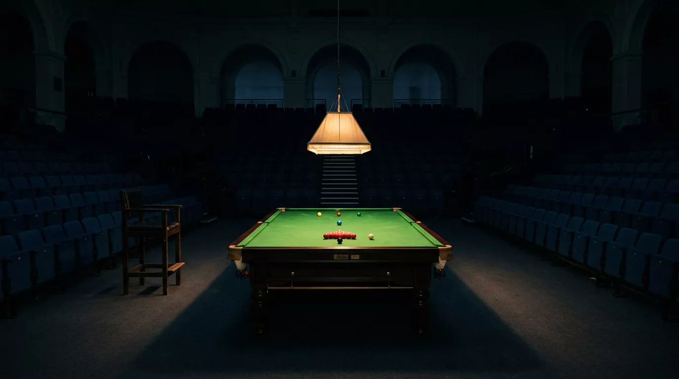 Leerer Snooker-Saal mit schwach beleuchtetem Tisch und schattigen Tribünen am späten Abend
